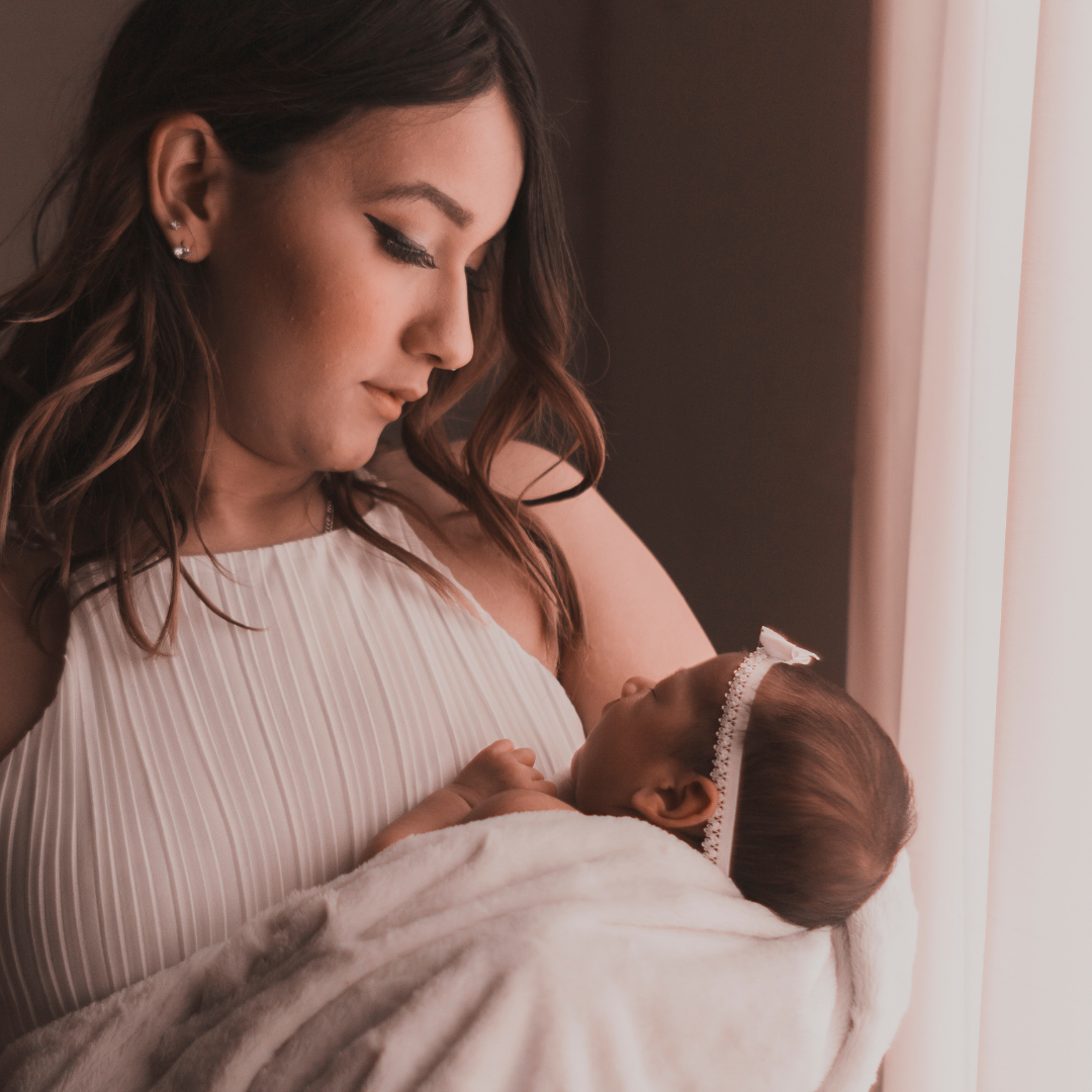 Algunos síntomas del posparto son: cambios de humor, tristeza y desesperanza, apatía, culpabilidad, necesidad de aislamiento, ansiedad, alteraciones en el apetito, etc