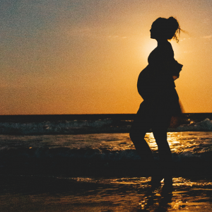 La maternidad abraza un proceso complejo en el que te sumergirás en un estado de gran sensibilidad emocional, de ahí que te sientas triste en algunas ocasiones